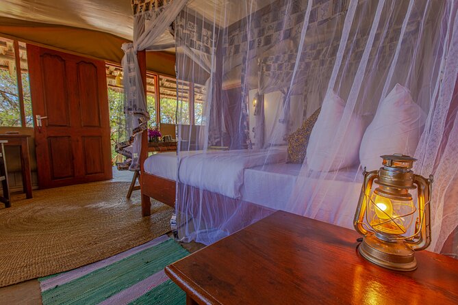 4 Days Lodge Safari in Lake Manyara, Serengeti & Ngorongoro Crater - Day 4: Down into Ngorongoro Crater