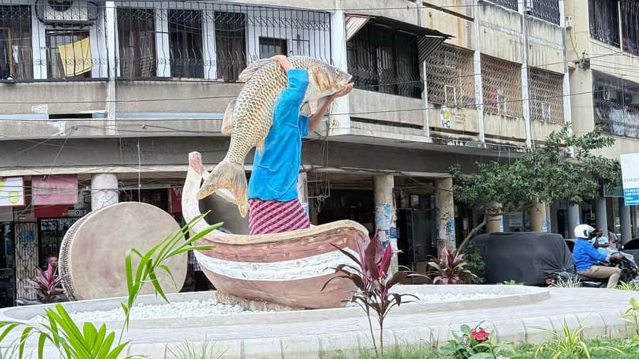 Dar es Salaam: Tuk-Tuk Tour, Street Food & Local Lifestyle - Kariakoo Market in a 90-minute burst
