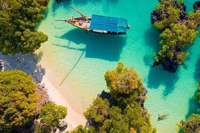Full-day Safari Blue Trip in Zanzibar with Lunch buffet - Setting out on a wooden dhow
