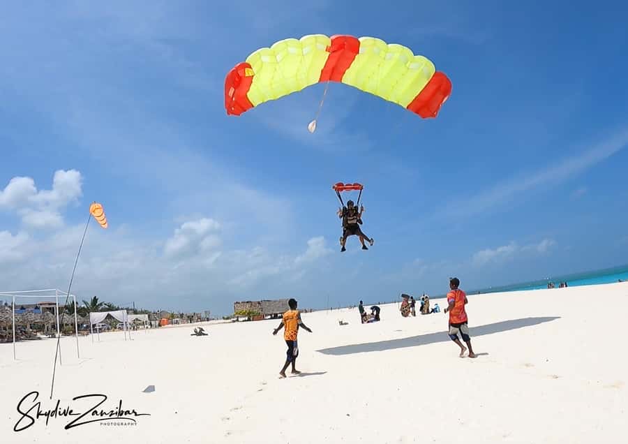 Kendwa: Tandem Skydive in Zanzibar - The short training session and safety check