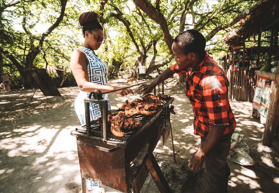 Private Chemka/Kikuletwa hotsprings with lunch & drinks - Lunch, drinking water, and the included beer
