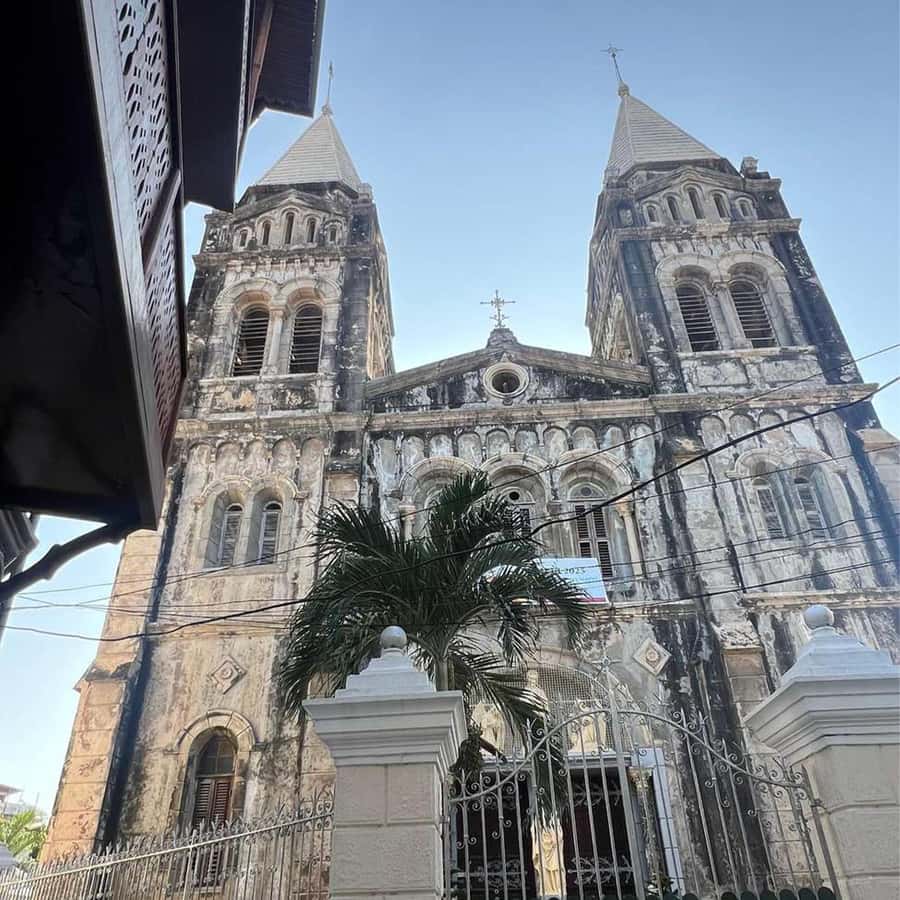 Stone Town Guided Tour: Culture, Slave Market & Spice Market - Doors, alleys, and the details between the stops