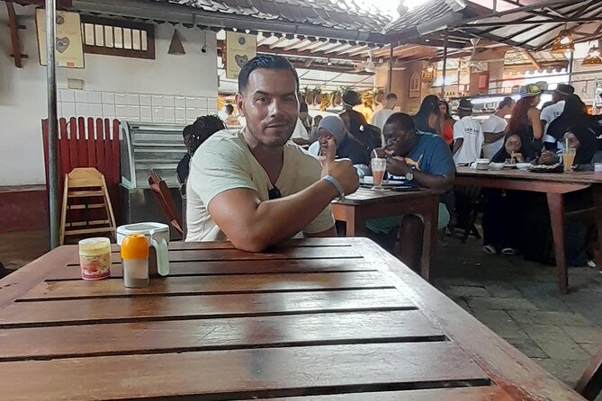 Walking City Tour in Zanzibar Island - Doors, architecture, and the spaces between stops