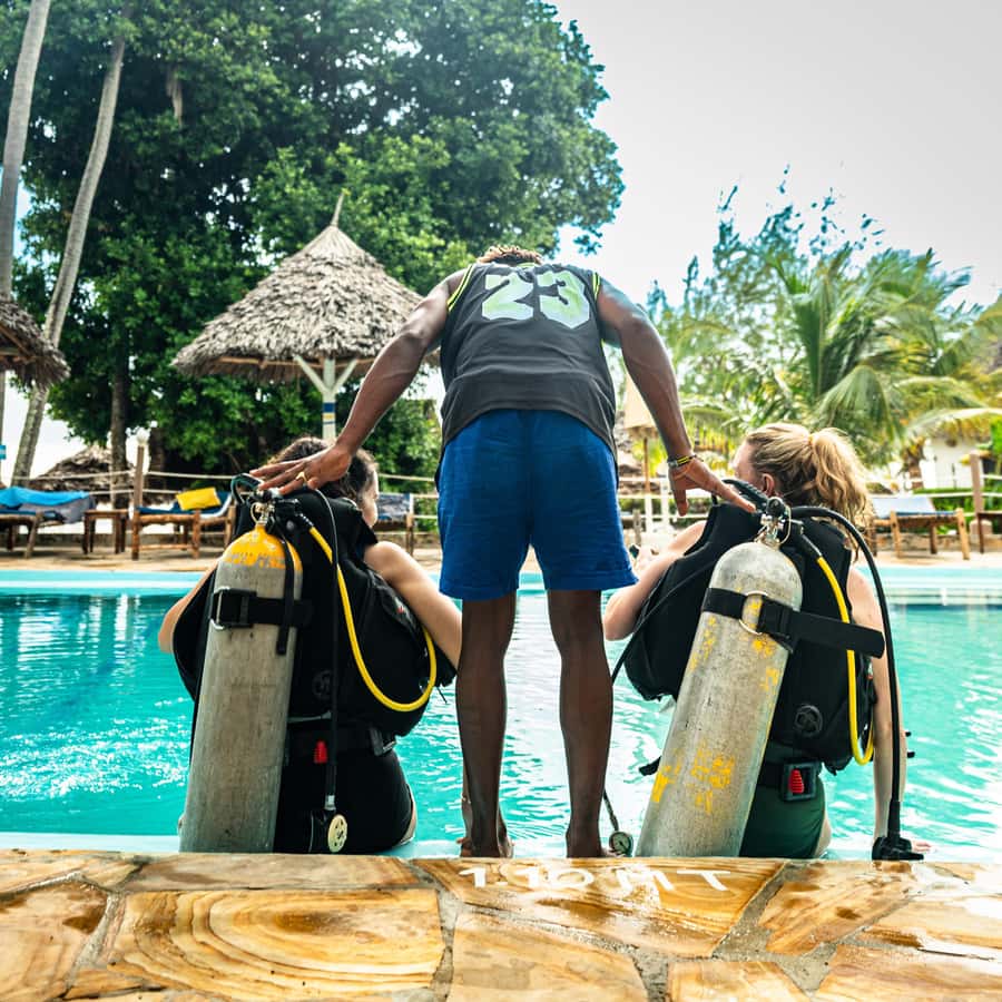 Zanzibar 1 Day Scuba Diving Course for Beginners with Lunch - Lunch, fruit, and a simple break on the boat