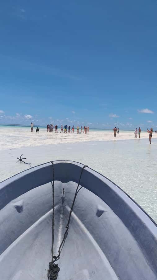 Zanzibar: Blue lagoon & Starfish - Boarding the boat in Michamvi